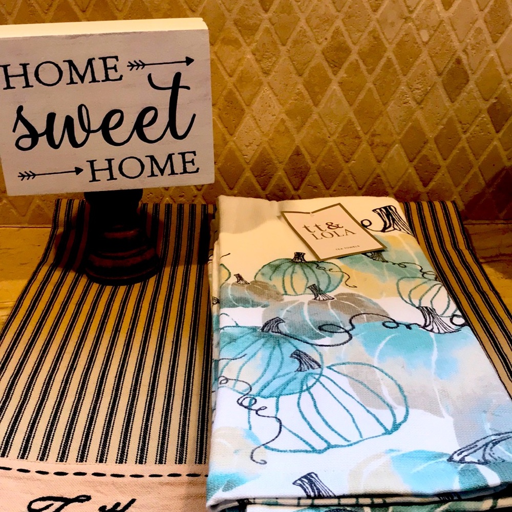 NWT TT & Lola Set of Two Tea Towels Pumpkins